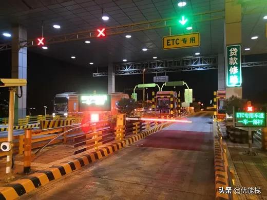 臨潼管理所豁口收費站車道安裝LED燈帶